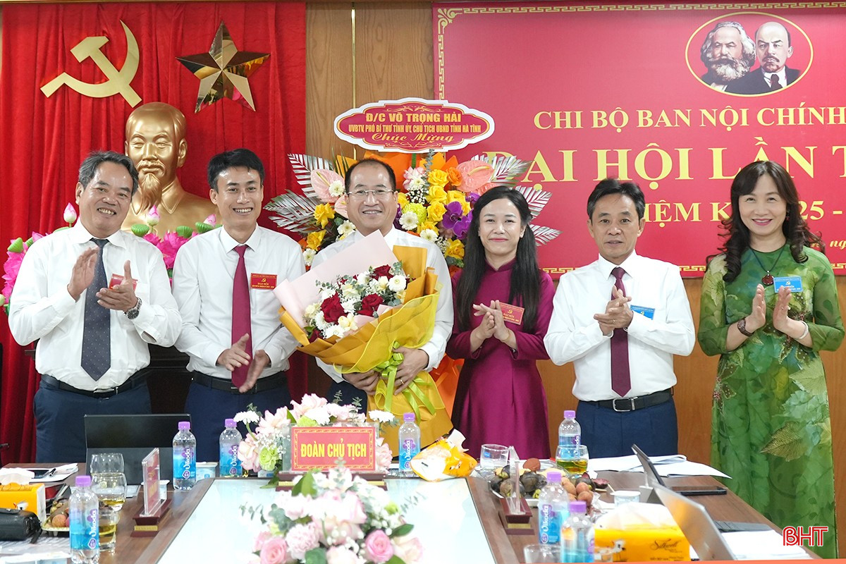 Các đồng chí lãnh đạo tỉnh tặng hoa chúc mừng BCH Chi bộ Ban Nội chính Tỉnh ủy nhiệm kỳ 2025-2030. bqbht_br_dsc01616.jpg