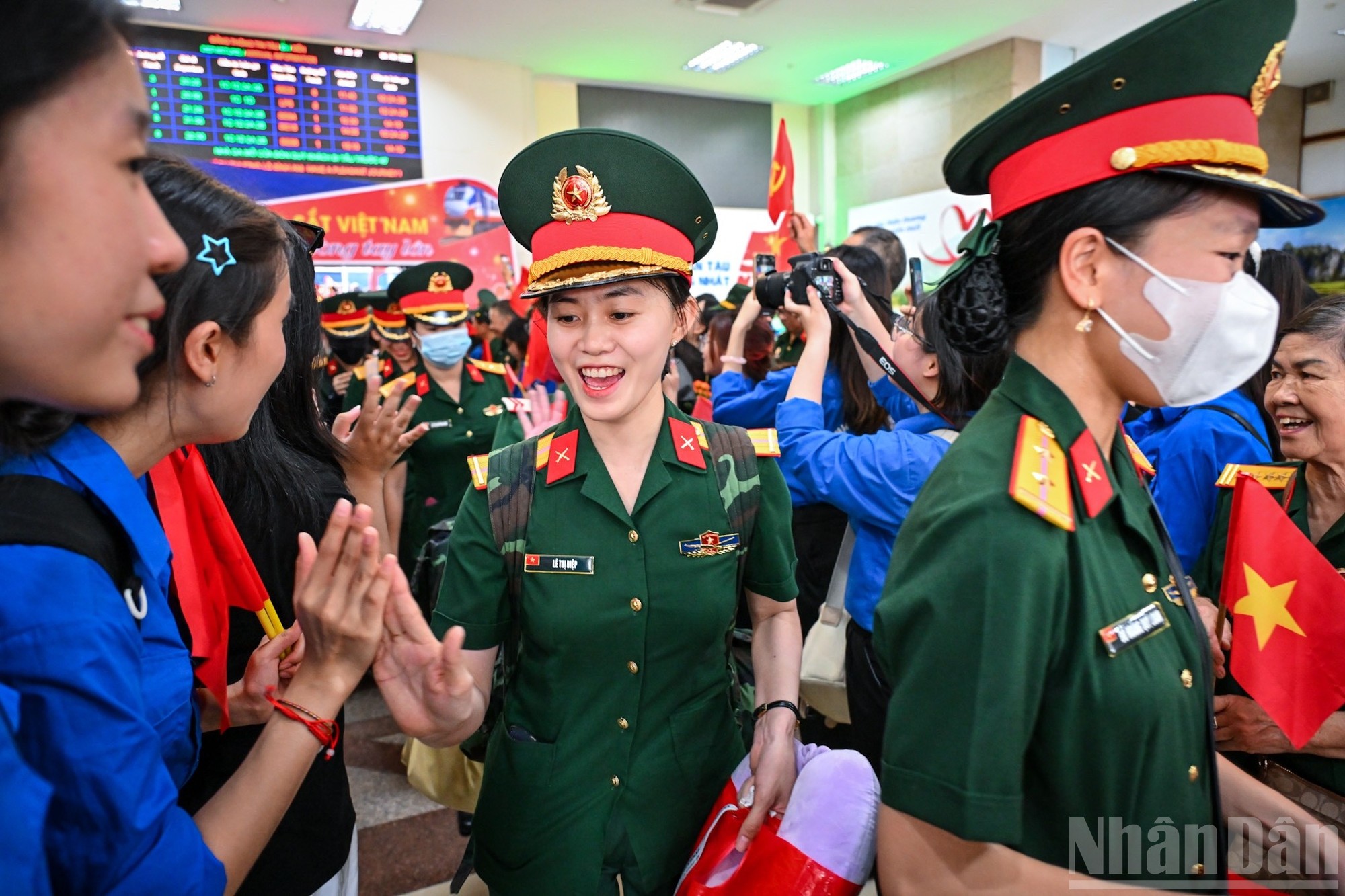 Niềm vui trong ngày đặc biệt tại ga Hà Nội.