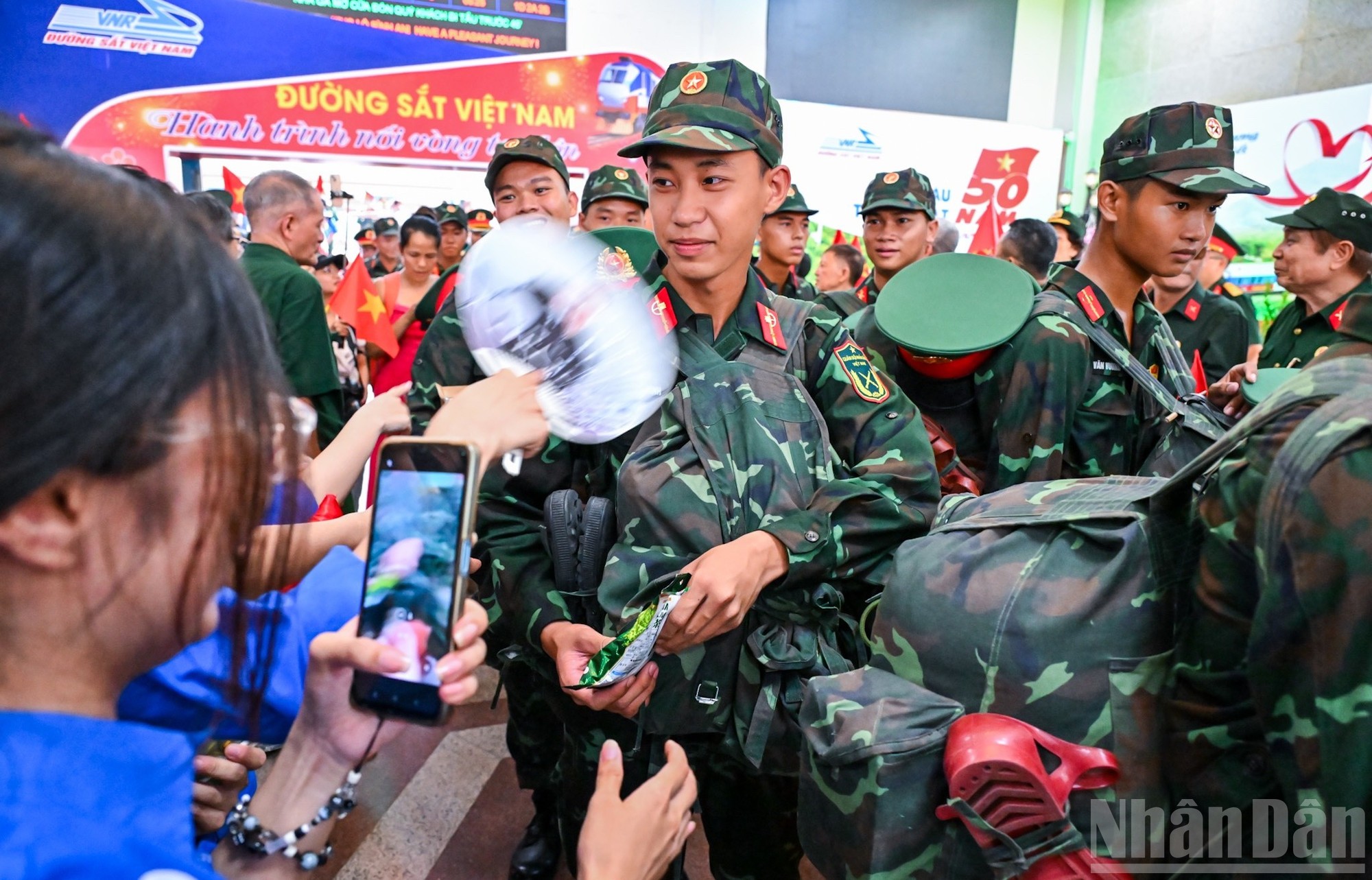 Các chiến sĩ được chào đón nồng nhiệt tại ga Hà Nội.