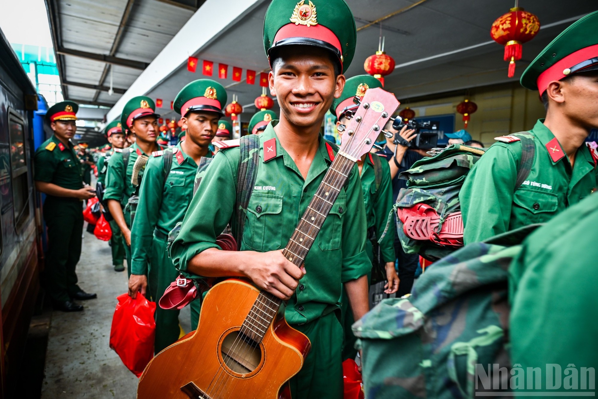 Một chiến sĩ trẻ mang theo cây đàn guitar trên hành trình từ nam ra bắc của mình.