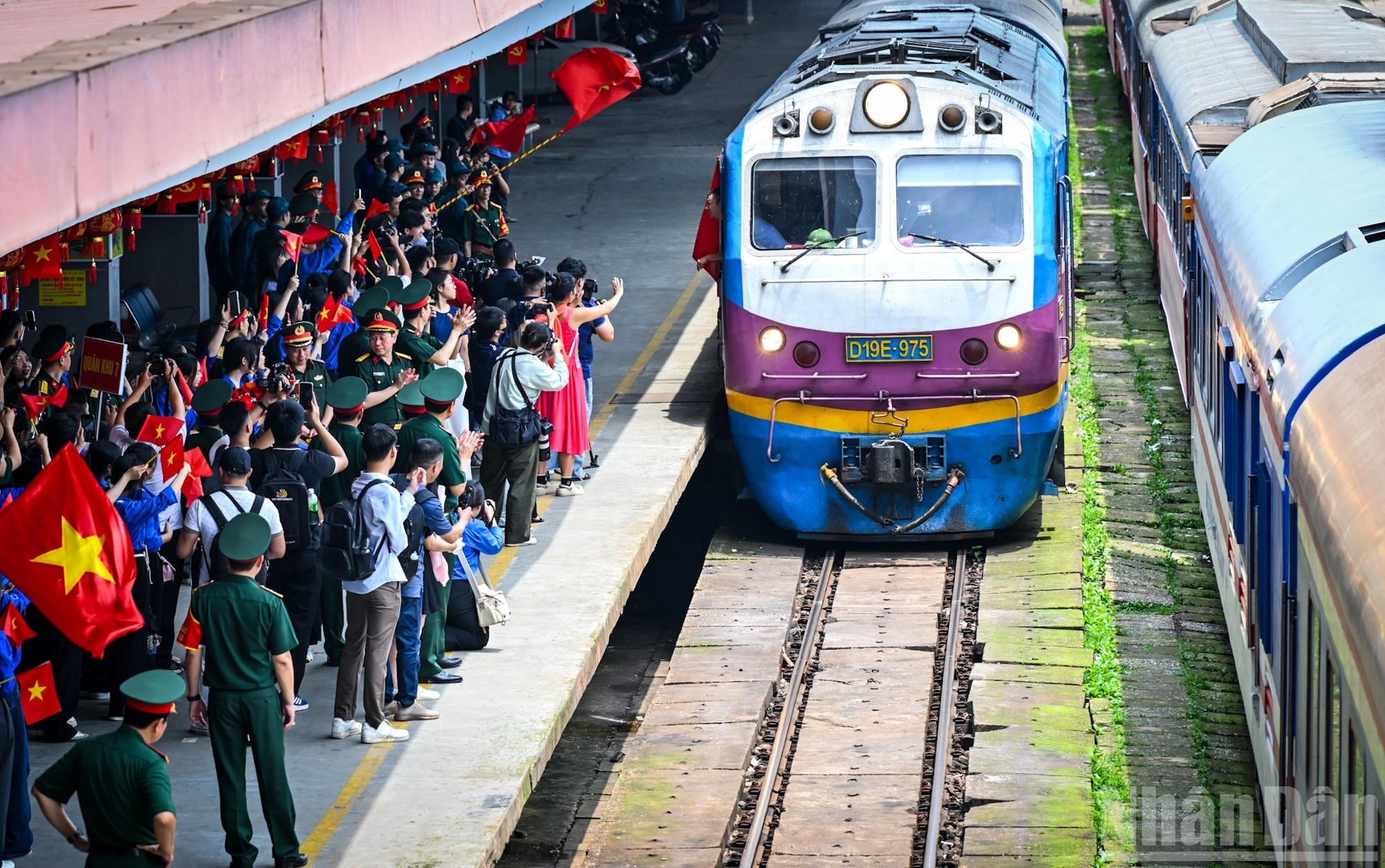 Trưa 6/6, những chuyến tàu đầu tiên đã đưa lực lượng quân đội, dân quân tự vệ tham gia diễu binh, diễu hành trong Lễ kỷ niệm 80 năm Cách mạng Tháng Tám thành công (19/8/1945-19/8/2025) và Quốc khánh nước Cộng hòa xã hội chủ nghĩa Việt Nam (2/9/1945-2/9/2025) (gọi tắt là nhiệm vụ A80), xuất phát từ ga Tam Kỳ và ga Sài Gòn đã về tới ga Hà Nội.