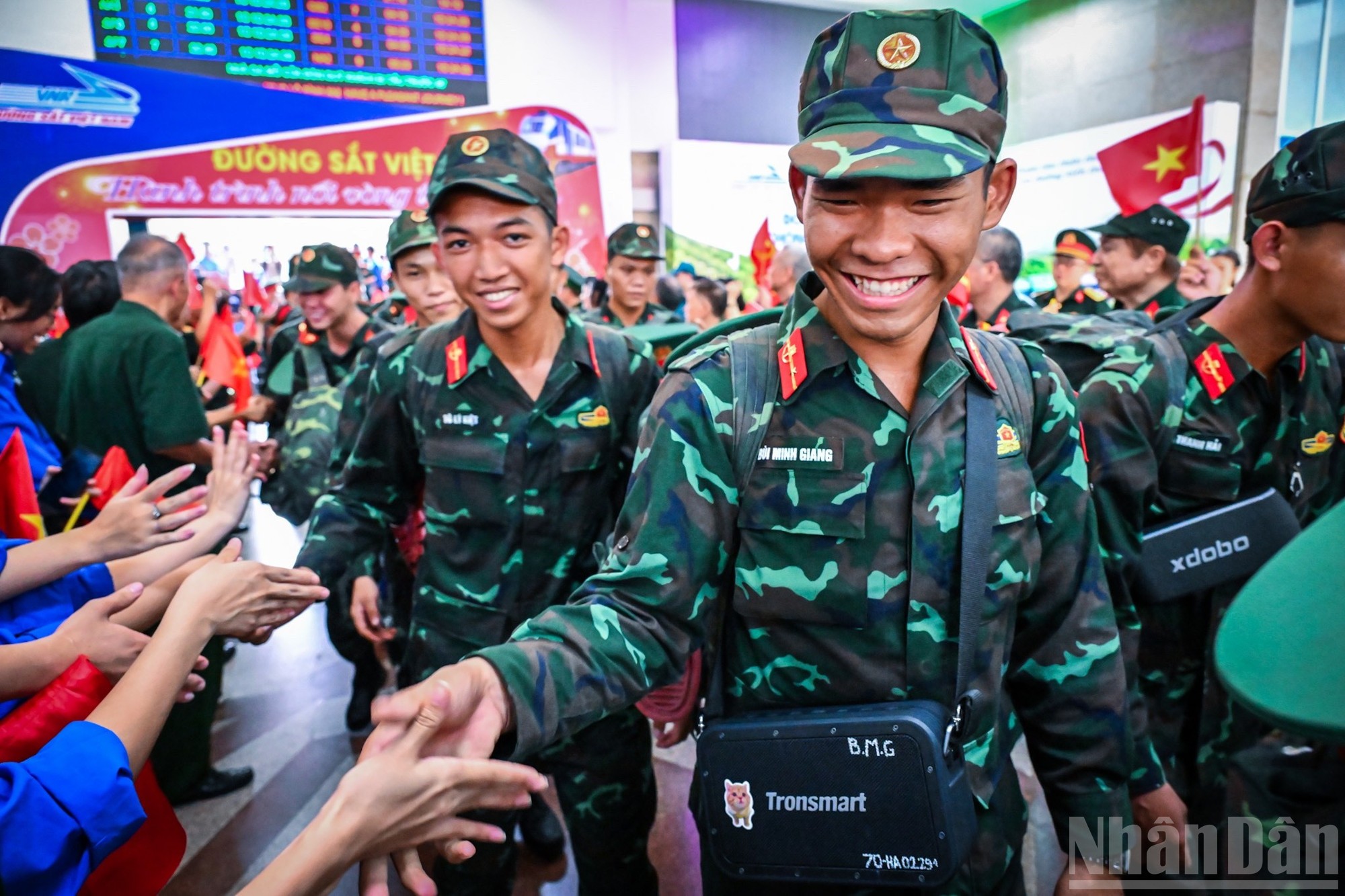 Những nụ cười, những cái bắt tay ấm tình quân dân...