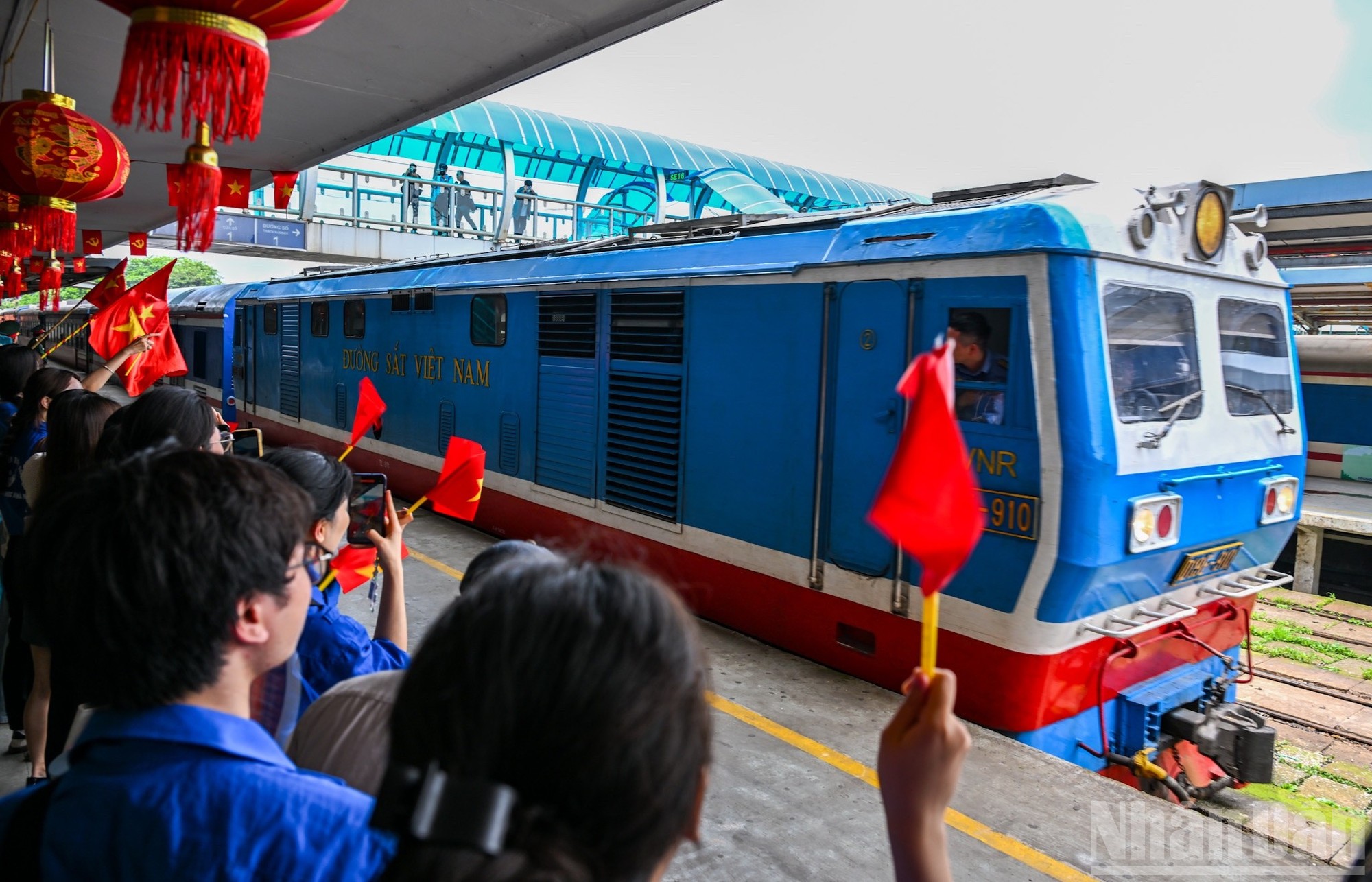 Ngay từ sớm, rất nhiều người đã đứng đợi 2 đoàn tàu "đặc biệt" vào ga.