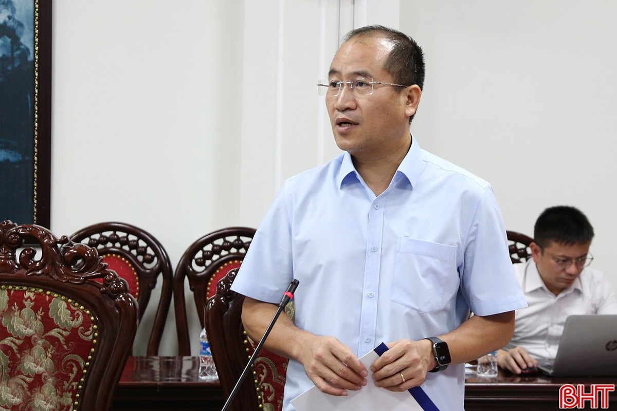 Phó Trưởng ban Thường trực Ban Nội chính Tỉnh ủy Nguyễn Thế Hoàn góp ý vào các mũi đột phá của các xã. hoam.jpg