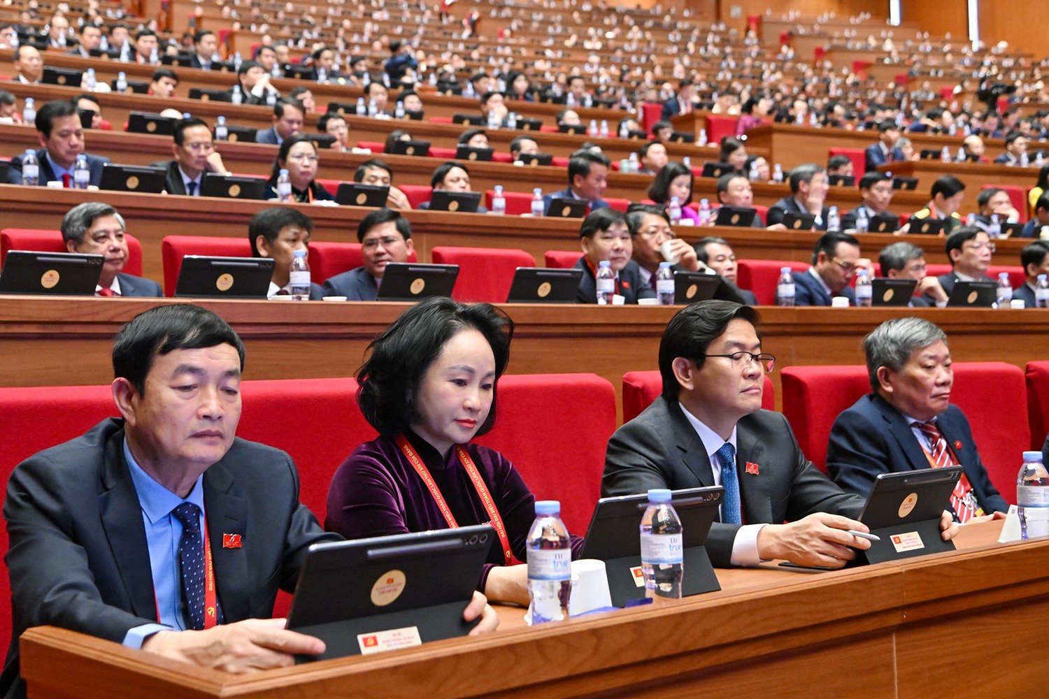 Các đại biểu dự phiên thảo luận tại hội trường về các Văn kiện Đại hội.