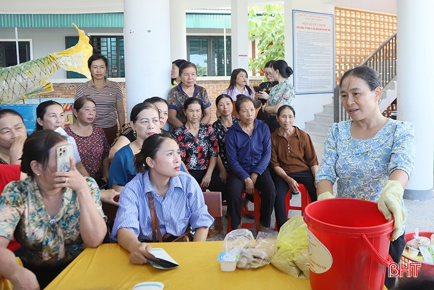 Hội viên được hướng dẫn trực tiếp về quy trình sản xuất phân hữu cơ bằng vi sinh bản địa IMO. 2.jpg