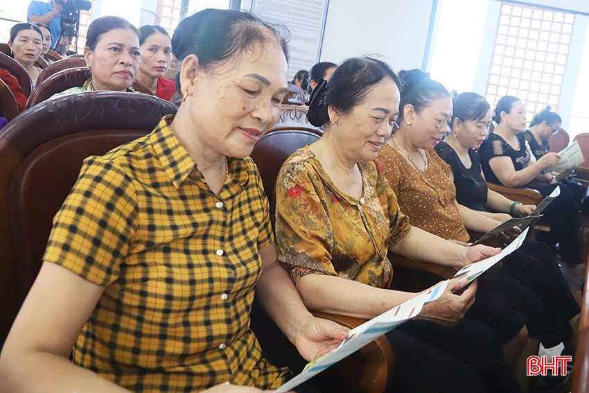 Các hội viên tìm hiểu kiến thức về vi sinh bản địa IMO. 1.jpg