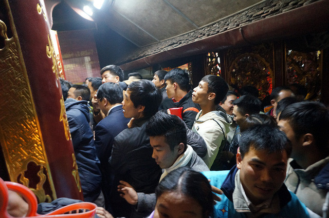 den tran hon don sau gio khai an