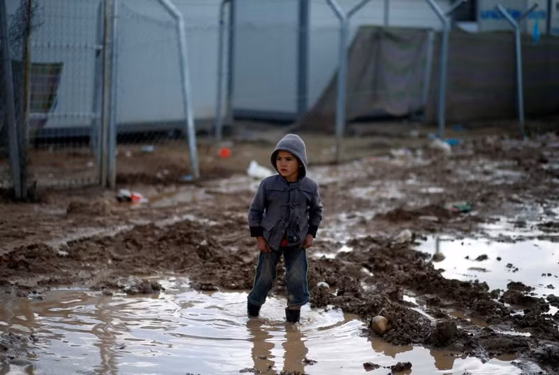 photo am long canh tre em iraq vo tu choi dua ben trong trai ti nan