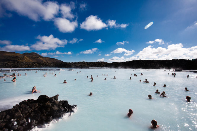 Khu spa Blue Lagoon với nước màu trắng sữa và ấm áp nhờ khoáng chất từ dòng dung nham chảy ngầm dưới lòng đất mang lại di boi o nhung ho nuoc dep nhat the gioi