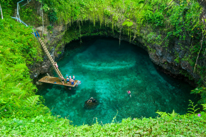 To Sua Ocean Trench là hồ bơi tự nhiên tuyệt đẹp ở Samoa, một quốc gia ở phía Nam Thái Bình Dương di boi o nhung ho nuoc dep nhat the gioi
