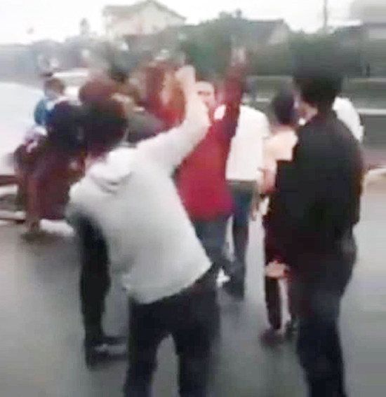 trieu tap 7 thanh nien nhay nhot can tro giao thong tren ql1a o cam xuyen