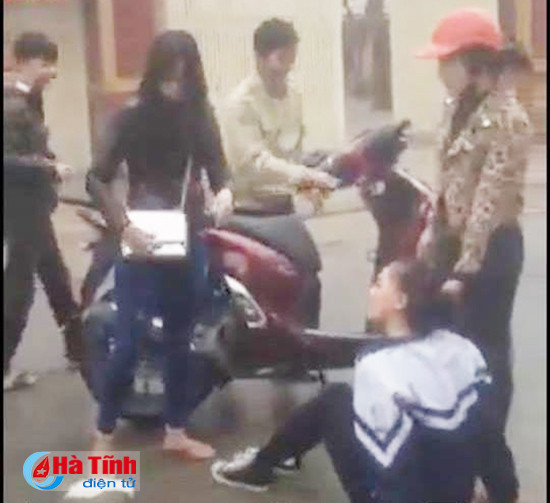 xich mich ca nhan nu sinh lop 10 bi danh truoc cong truong