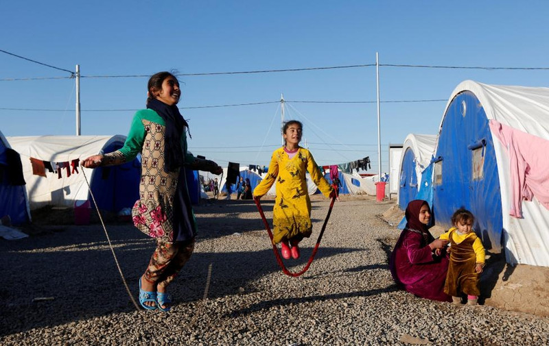 photo am long canh tre em iraq vo tu choi dua ben trong trai ti nan