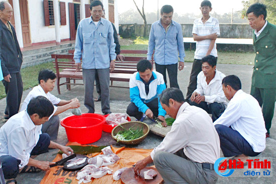 nhan dan mai phu goi 1 800 chiec banh chung tien gio vua mai
