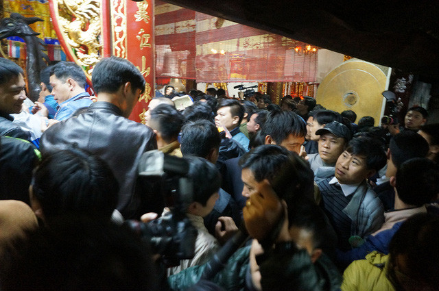 den tran hon don sau gio khai an