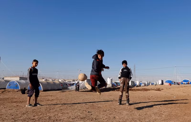 photo am long canh tre em iraq vo tu choi dua ben trong trai ti nan