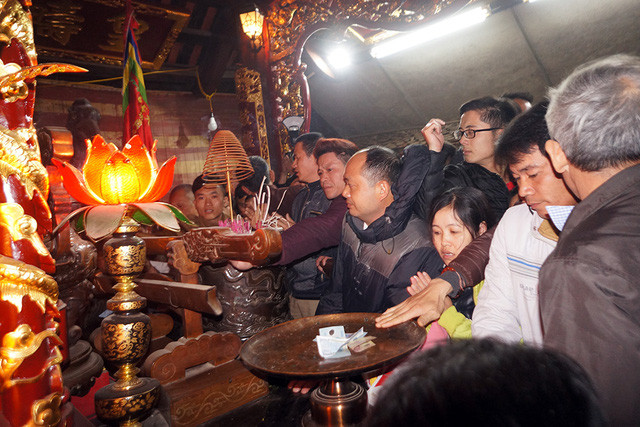 den tran hon don sau gio khai an