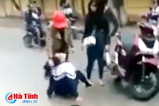 xich mich ca nhan nu sinh lop 10 bi danh truoc cong truong