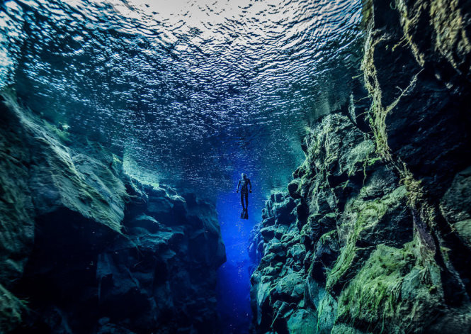 Rãnh Silfra nằm ở hồ Thingvallavatn thuộc Công viên Quốc gia Thingvellir di boi o nhung ho nuoc dep nhat the gioi