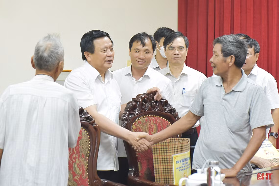 Giám đốc Học viện Chính trị Quốc gia Hồ Chí Minh tri ân các anh hùng, liệt sỹ và tặng quà người có công ở Hà Tĩnh