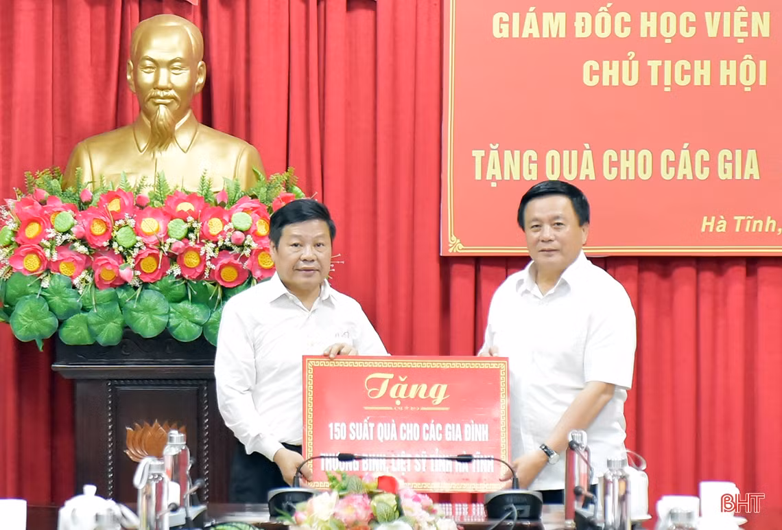 Giám đốc Học viện Chính trị Quốc gia Hồ Chí Minh tri ân các anh hùng, liệt sỹ và tặng quà người có công ở Hà Tĩnh