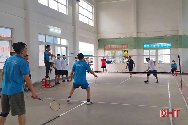 250 vận động viên tranh tài tại Giải cầu lông huyện Lộc Hà năm 2022