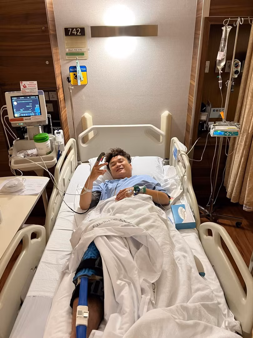 Phi Sơn phẫu thuật thành công ở Singapore, trở lại nhanh hơn dự kiến