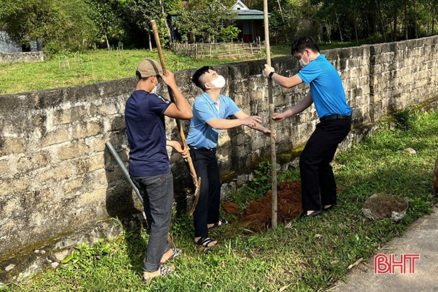 Tuổi trẻ Agribank Hà Tĩnh II trồng cây “vì tương lai xanh”