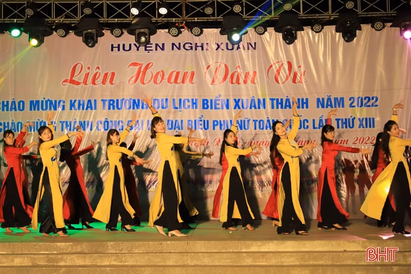 Hấp dẫn liên hoan dân vũ mừng khai trương du lịch biển Xuân Thành