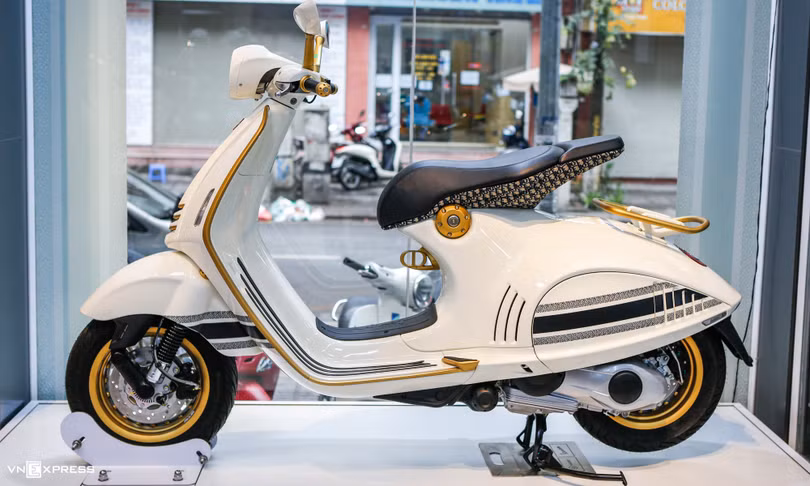 Vespa 946 Christian Dior bị đẩy giá lên mức 1,6 tỷ đồng