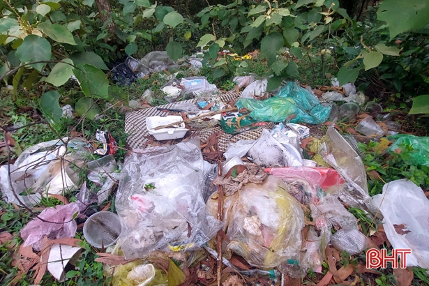 Lên ngắm hồ Thiên Tượng hay lên... xả rác?!