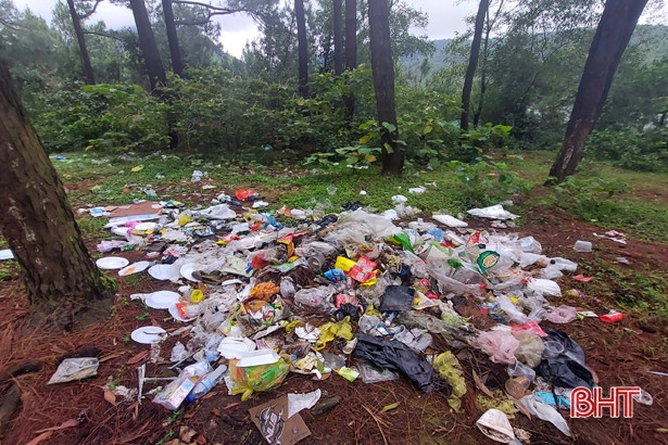 Lên ngắm hồ Thiên Tượng hay lên... xả rác?!