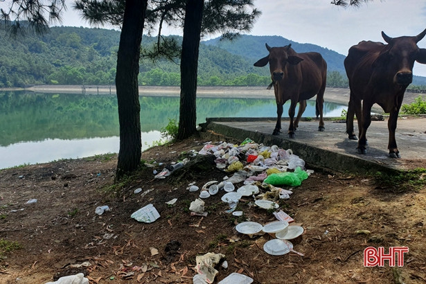 Lên ngắm hồ Thiên Tượng hay lên... xả rác?!
