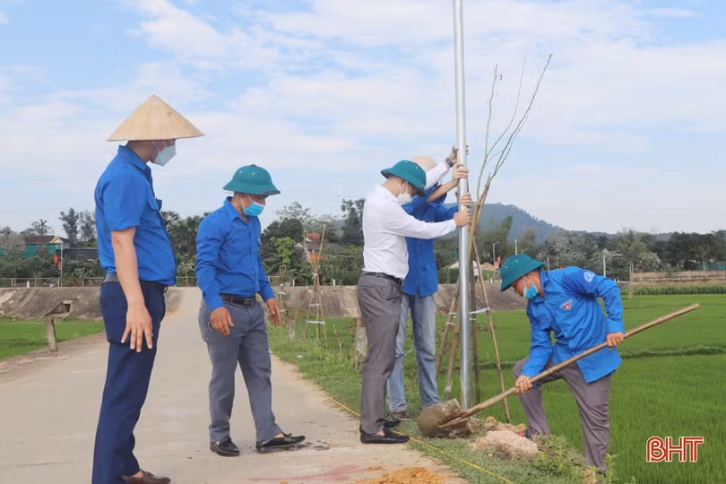 Lắp đặt công trình “Đường điện thanh niên” gần 30 triệu đồng tại Vũ Quang