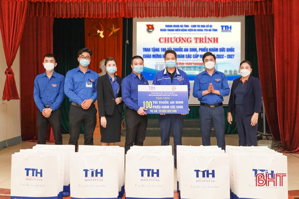 Tuổi trẻ TTH trao tặng 100 túi thuốc an sinh, phiếu khám bệnh cho người dân