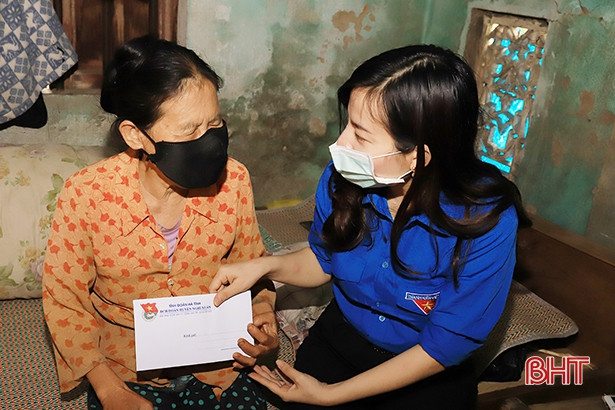 Trao tặng 320 suất quà cho gia đình khó khăn ở Nghi Xuân