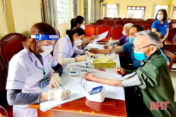 Khám, cấp thuốc miễn phí cho gần 90 thương, bệnh binh ở xã Kỳ Sơn