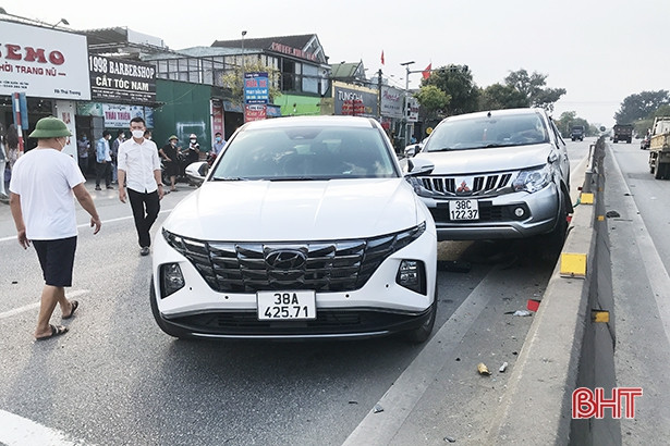 Xe bán tải và ô tô 7 chỗ “chẹt” nhau trên quốc lộ 1 đoạn Cẩm Xuyên