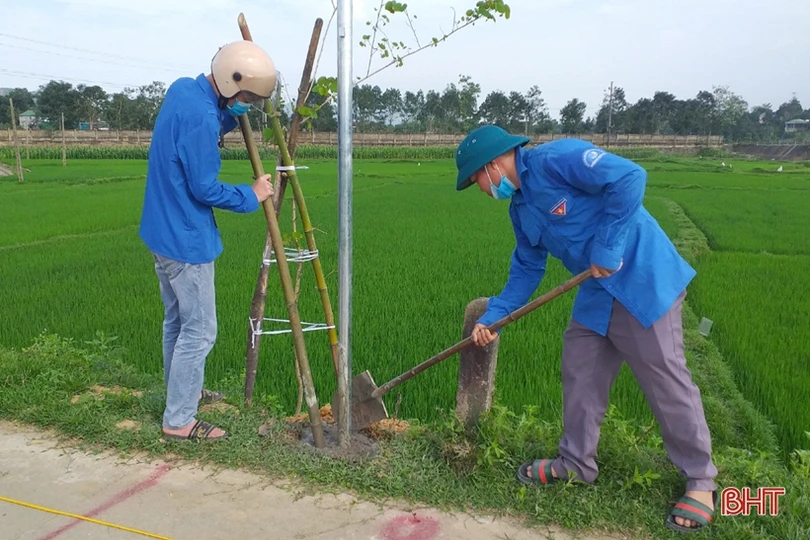 Lắp đặt công trình “Đường điện thanh niên” gần 30 triệu đồng tại Vũ Quang