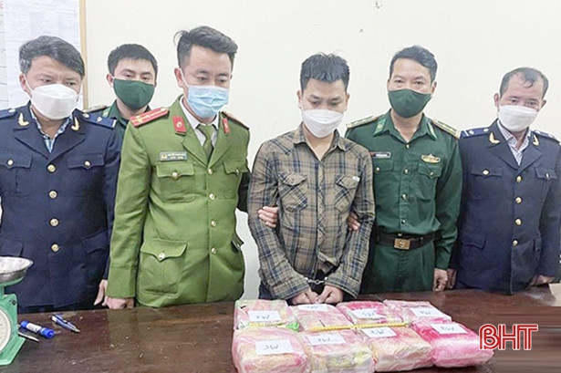 Hà Tĩnh: Bắt đối tượng vận chuyển gần 8kg ma túy đá