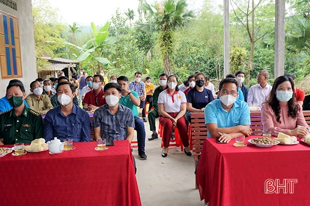 Bàn giao 10 nhà tình nghĩa cho người dân bị ảnh hưởng bởi thiên tai 