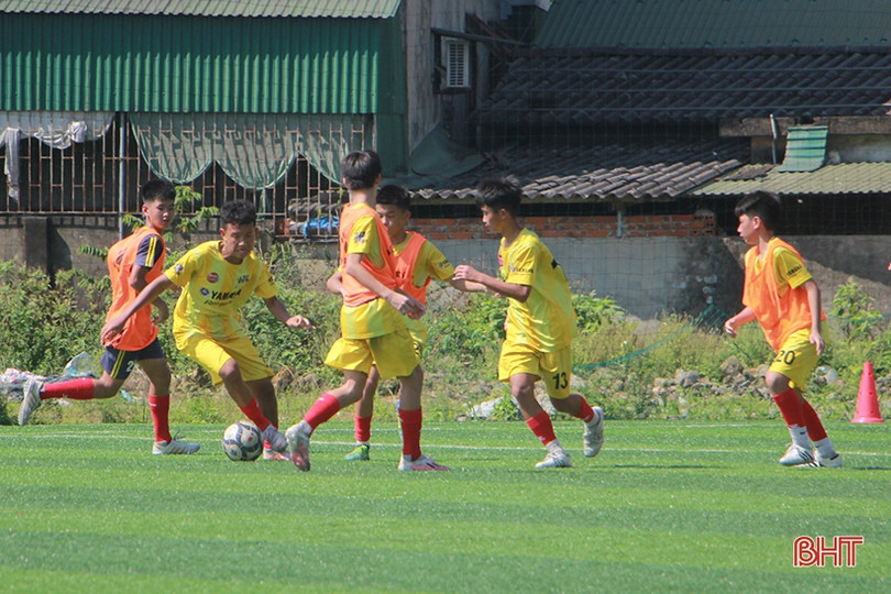 Tặng quà cho đội U13 Hà Tĩnh trước thềm Giải Bóng đá U15 toàn quốc