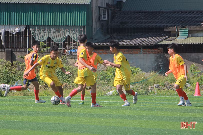 Tặng quà cho đội U13 Hà Tĩnh trước thềm Giải Bóng đá U15 toàn quốc