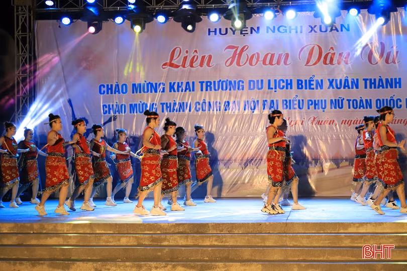 Hấp dẫn liên hoan dân vũ mừng khai trương du lịch biển Xuân Thành