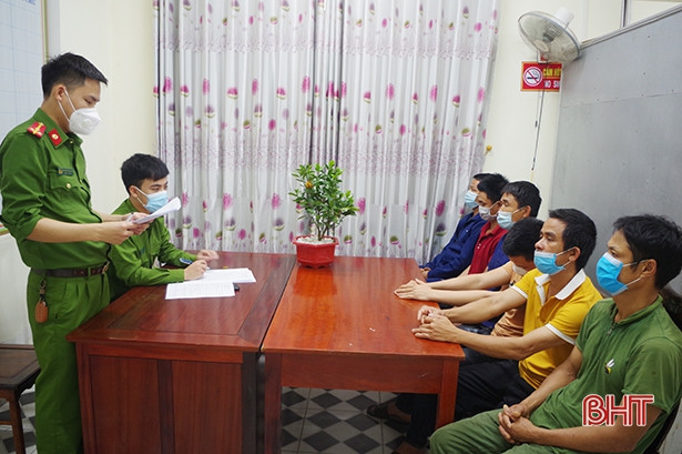 Bắt nhóm đối tượng đánh “liêng” ăn tiền trong trang trại bỏ hoang ở Cẩm Xuyên