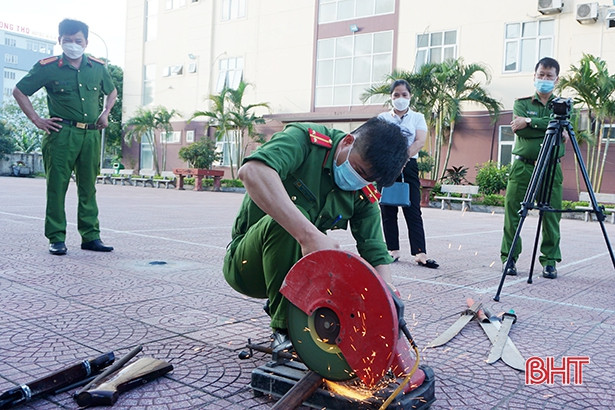 Công an TX Kỳ Anh tiêu hủy số lượng lớn vũ khí và vật liệu nổ