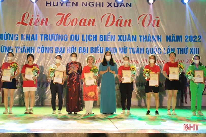 Hấp dẫn liên hoan dân vũ mừng khai trương du lịch biển Xuân Thành