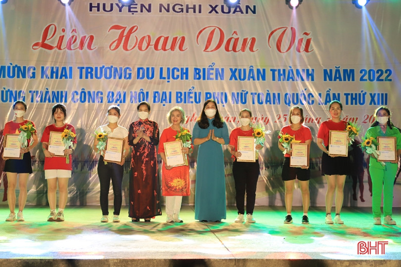 Hấp dẫn liên hoan dân vũ mừng khai trương du lịch biển Xuân Thành