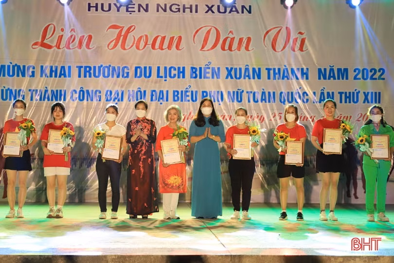 Hấp dẫn liên hoan dân vũ mừng khai trương du lịch biển Xuân Thành